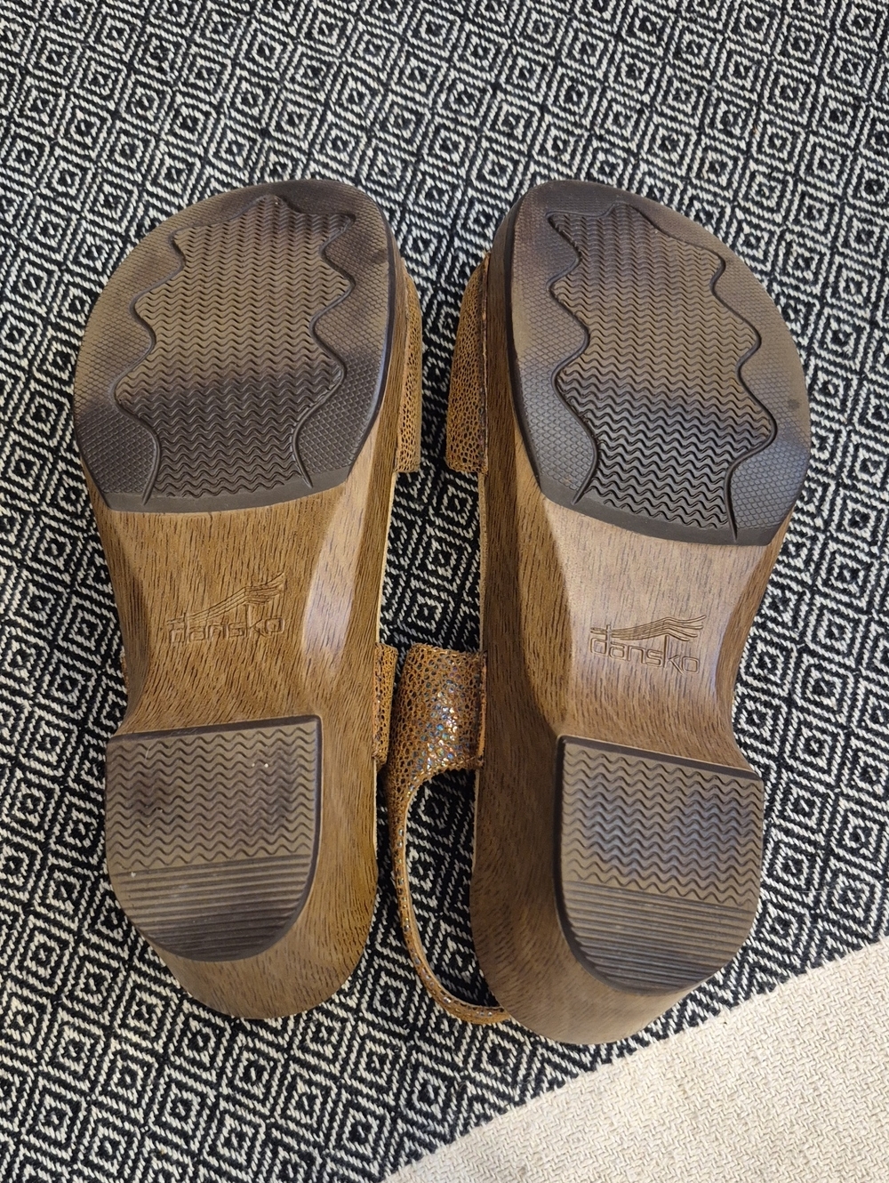 Dansko Metallic Strap Sandals Size 8.5 (39) - Picture 9 of 10